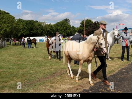 220625 -- INGLISTON, 25. Juni 2022 -- Teilnehmer und ihre Pferde sind am zweiten Tag der Royal Highland Show in Ingliston, bei Edinburgh in Schottland, Großbritannien, am 24. Juni 2022 abgebildet. Die 4-tägige Royal Highland Show feiert ihren 200. Jahrestag der ersten Show im Jahr 1822. UK-SCOTLAND-INGLISTON-THE ROYAL HIGHLAND SHOW HANXYAN PUBLICATIONXNOTXINXCHN Stockfoto