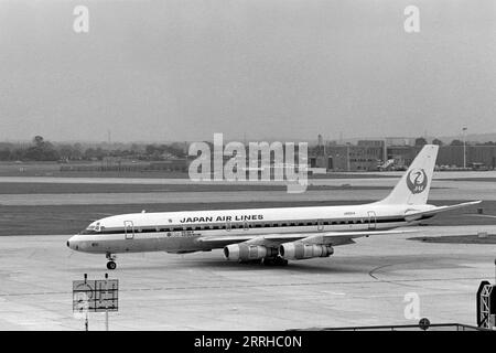 Japan Airlines Douglas DC-8, Seitenansicht ja 8014, Rollfahrten am Flughafen Heathrow, London, England 1971 Stockfoto