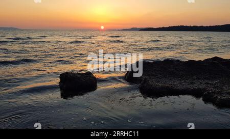 Sonnenuntergang mit wunderschönem Himmel über dem Meer Stockfoto
