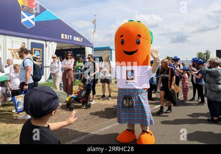 220625 -- INGLISTON, 25. Juni 2022 -- Ein Junge wird am zweiten Tag der Royal Highland Show in Ingliston, nahe Edinburgh in Schottland, Großbritannien, am 24. Juni 2022 von einem Maskottchen begrüßt. Die 4-tägige Royal Highland Show feiert ihren 200. Jahrestag der ersten Show im Jahr 1822. UK-SCOTLAND-INGLISTON-THE ROYAL HIGHLAND SHOW HANXYAN PUBLICATIONXNOTXINXCHN Stockfoto