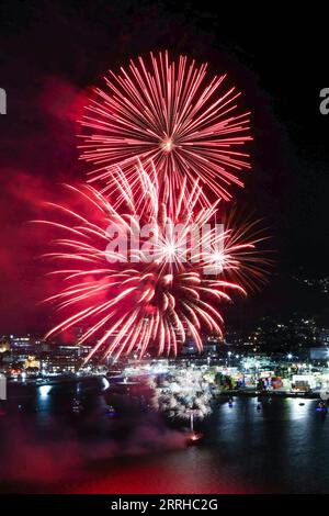 220625 -- WELLINGTON, 25. Juni 2022 -- Feuerwerk zur Feier des Maori-Neujahrsfestes Glow the Sky over Wellington, Neuseeland, 24. Juni 2022. Die Neuseeländer feierten Matariki, das Maori-Neujahr, zum ersten Mal am Freitag als offiziellen Feiertag. Foto von /Xinhua NEW ZEALAND-MATARIKI-OFFICIAL PUBLIC HOLIDAY MengxTao PUBLICATIONxNOTxINxCHN Stockfoto