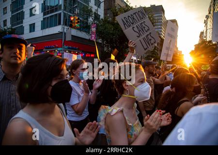 220625 -- NEW YORK, 25. Juni 2022 -- Demonstranten marschieren während eines Protestes, nachdem der Oberste Gerichtshof der USA beschlossen hatte, Roe v. Wade in New York, USA, am 24. Juni 2022 umzustürzen. Der Oberste Gerichtshof der Vereinigten Staaten hat am Freitag Roe v. Wade aufgehoben, eine richtungsweisende Entscheidung, die vor fast einem halben Jahrhundert ein verfassungsmäßiges Recht auf Abtreibung in der Nation begründet hat. Foto von /Xinhua U.S.-NEW YORK-SUPREME COURT-ABORTION RIGHTS-PROTEST MichaelxNagle PUBLICATIONxNOTxINxCHN Stockfoto