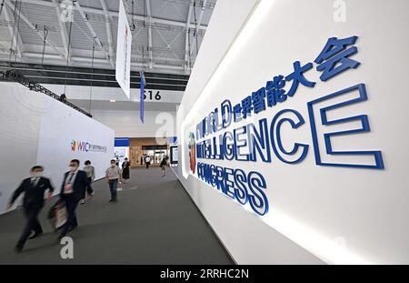 220625 -- TIANJIN, 25. Juni 2022 -- Teilnehmer kommen zur Online-Eröffnungszeremonie des 6. World Intelligence Congress und Summit on Innovation and Development im nordchinesischen Tianjin, 24. Juni 2022. CHINA-TIANJIN-WORLD INTELLIGENCE CONGRESS CN ZHAOXZISHUO PUBLICATIONXNOTXINXCHN Stockfoto