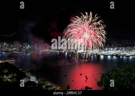 220625 -- WELLINGTON, 25. Juni 2022 -- Feuerwerk zur Feier des Maori-Neujahrsfestes Glow the Sky over Wellington, Neuseeland, 24. Juni 2022. Die Neuseeländer feierten Matariki, das Maori-Neujahr, zum ersten Mal am Freitag als offiziellen Feiertag. Foto von /Xinhua NEW ZEALAND-MATARIKI-OFFICIAL PUBLIC HOLIDAY MengxTao PUBLICATIONxNOTxINxCHN Stockfoto