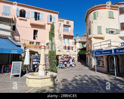 Le Lavandou, Frankreich - 17. Oktober 2021: Menschen zu Fuß im Stadtzentrum. Die Stadt befindet sich in der Region Var und liegt in der Nähe der Hyeres-Inseln und des Stockfoto