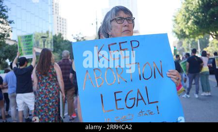 220625 -- LOS ANGELES, 25. Juni 2022 -- Demonstranten versammeln sich vor dem Bundesgericht in Downtown Los Angeles, Kalifornien, USA, 24. Juni 2022. Der Oberste Gerichtshof der Vereinigten Staaten hat am Freitag Roe v. Wade aufgehoben, eine richtungsweisende Entscheidung, die vor fast einem halben Jahrhundert ein verfassungsmäßiges Recht auf Abtreibung in der Nation begründet hat. Foto von /Xinhua U.S.-LOS ANGELES-SUPREME COURT-ABORTION RIGHTS-PROTEST ZengxHui PUBLICATIONxNOTxINxCHN Stockfoto