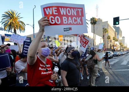 220625 -- LOS ANGELES, 25. Juni 2022 -- Demonstranten marschieren entlang des Hollywood Blvd. Während eines Protestes gegen die Aufhebung des Urteils über Abtreibungsrechte in Los Angeles, Kalifornien, am 24. Juni 2022 durch den Obersten Gerichtshof. Der Oberste Gerichtshof der Vereinigten Staaten hat am Freitag Roe v. Wade aufgehoben, eine richtungsweisende Entscheidung, die vor fast einem halben Jahrhundert ein verfassungsmäßiges Recht auf Abtreibung in der Nation begründet hat. U.S.-CALIFORNIA-SUPREME COURT-ABORTION RIGHTS-PROTEST GAOXSHAN PUBLICATIONXNOTXINXCHN Stockfoto