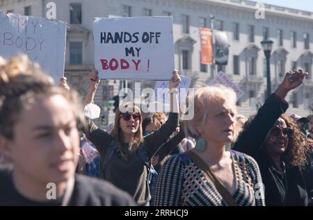 220625 -- SAN FRANCISCO, 25. Juni 2022 -- Demonstranten protestieren gegen die Aufhebung des Urteils über die Abtreibungsrechte von Roe vs. Wade durch den Obersten Gerichtshof in San Francisco, Kalifornien, USA, am 24. Juni 2022. Der Oberste Gerichtshof der Vereinigten Staaten hat am Freitag Roe v. Wade aufgehoben, eine richtungsweisende Entscheidung, die vor fast einem halben Jahrhundert ein verfassungsmäßiges Recht auf Abtreibung in der Nation begründet hat. Foto von /Xinhua U.S.-CALIFORNIA-SUPREME COURT-ABORTION RIGHTS-PROTEST LixJianguo PUBLICATIONxNOTxINxCHN Stockfoto