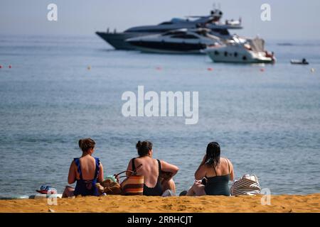 220625 -- GOZO, 25. Juni 2022 -- Menschen genießen ihren Sommer am Ramla Strand auf der Insel Gozo, Malta, 25. Juni 2022. Foto von /Xinhua MALTA-HITZEWELLE JonathanxBorg PUBLICATIONxNOTxINxCHN Stockfoto