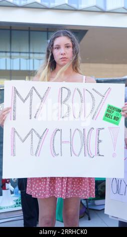 220625 -- LOS ANGELES, 25. Juni 2022 -- Eine Frau protestiert am 24. Juni 2022 vor dem Bundesgericht in Downtown Los Angeles, Kalifornien, in den Vereinigten Staaten gegen die Aufhebung des Urteils über Abtreibungsrechte von Roe vs. Wade durch den Obersten Gerichtshof. Der Oberste Gerichtshof der Vereinigten Staaten hat am Freitag Roe v. Wade aufgehoben, eine richtungsweisende Entscheidung, die vor fast einem halben Jahrhundert ein verfassungsmäßiges Recht auf Abtreibung in der Nation begründet hat. Foto von /Xinhua U.S.-CALIFORNIA-SUPREME COURT-ABORTION RIGHTS-PROTEST ZengxHui PUBLICATIONxNOTxINxCHN Stockfoto