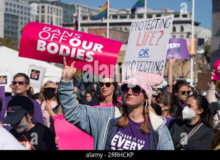 220625 -- SAN FRANCISCO, 25. Juni 2022 -- Demonstranten protestieren gegen die Aufhebung des Urteils über die Abtreibungsrechte von Roe vs. Wade durch den Obersten Gerichtshof in San Francisco, Kalifornien, USA, am 24. Juni 2022. Der Oberste Gerichtshof der Vereinigten Staaten hat am Freitag Roe v. Wade aufgehoben, eine richtungsweisende Entscheidung, die vor fast einem halben Jahrhundert ein verfassungsmäßiges Recht auf Abtreibung in der Nation begründet hat. Foto von /Xinhua U.S.-CALIFORNIA-SUPREME COURT-ABORTION RIGHTS-PROTEST LixJianguo PUBLICATIONxNOTxINxCHN Stockfoto