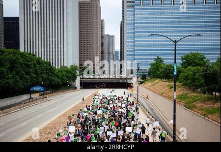 220626 -- CHICAGO, 26. Juni 2022 -- Demonstranten marschieren am 25. Juni 2022 an der Innenstadt von Chicago in den USA vorbei. Als der Oberste Gerichtshof der Vereinigten Staaten Roe v. Wade, eine richtungsweisende Entscheidung aus dem Jahr 1973, mit der ein verfassungsmäßiges Recht auf Abtreibung begründet wurde, stürzte eine Welle von Protesten und Empörung über das Land. Foto von /Xinhua U.S.-CHICAGO-ABORTION RIGHTS-PROTEST VincentxD.xJohnson PUBLICATIONxNOTxINxCHN Stockfoto