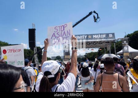 220626 -- WASHINGTON, 26. Juni 2022 -- Demonstranten nehmen am Unity March in Washington, D.C., USA, 25. Juni 2022 Teil. Asiatische Amerikaner aus allen Teilen der Vereinigten Staaten kamen am Samstag nach Washington, D.C., um ein Ende des Rassenhasses und der Gewalt zu fordern, die unter der COVID-19-Pandemie erheblich zugenommen hat. US-WASHINGTON, D.C.-ASIATISCHE AMERIKANER-RASSENHASS-GEWALT-KUNDGEBUNG LIUXJIE PUBLICATIONXNOTXINXCHN Stockfoto