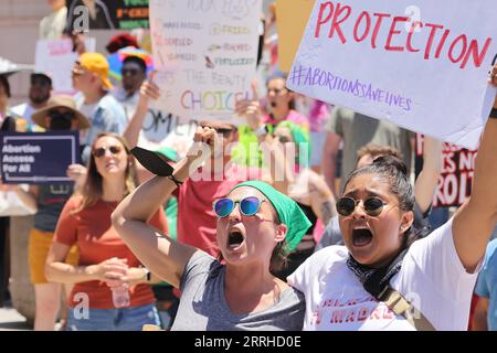 220626 -- LOS ANGELES, 26. Juni 2022 -- Demonstranten versammeln sich am 25. Juni vor dem Rathaus von Los Angeles, in der Innenstadt von Los Angeles, Kalifornien, USA, 2022. als der Oberste Gerichtshof der Vereinigten Staaten Roe v. Wade, eine richtungsweisende Entscheidung aus dem Jahr 1973, mit der ein verfassungsmäßiges Recht auf Abtreibung begründet wurde, stürzte eine Welle von Protesten und Empörung über das Land. US-LOS ANGELES-ABTREIBUNGSRECHTE-PROTEST XINHUA PUBLICATIONXNOTXINXCHN Stockfoto