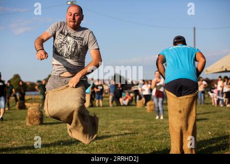 220626 -- ZAGREB, 26. Juni 2022 -- Menschen nehmen an einem Sackrennen während der Dorfspiele in Paukovec Village, in der Nähe von Sveti Ivan Zelina, Kroatien, am 25. Juni 2022 Teil. Zeljko Hladika/PIXSELL über Xinhua SPCROATIA-ZAGREB-PAUKOVEC-DORF SPIELE LixXuejun PUBLICATIONxNOTxINxCHN Stockfoto