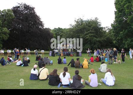 220626 -- DUBLIN, 26. Juni 2022 -- die Leute beobachten die Vorstellung während einer Veranstaltung der chinesischen Kultur in einem Van in St. Anne s Park in Dublin, Irland, 25. Juni 2022. IRLAND-DUBLIN-CHINESISCHE KULTUR IN EINEM VAN ZHANGXQI PUBLICATIONXNOTXINXCHN Stockfoto