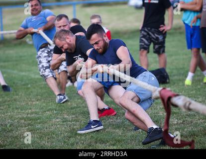 220626 -- ZAGREB, 26. Juni 2022 -- die Menschen nehmen an einem Tauziehen des Kriegsspiels während der Dorfspiele im Dorf Paukovec in der Nähe von Sveti Ivan Zelina, Kroatien, am 25. Juni 2022 Teil. Zeljko Hladika/PIXSELL über Xinhua SPCROATIA-ZAGREB-PAUKOVEC-DORF SPIELE LixXuejun PUBLICATIONxNOTxINxCHN Stockfoto