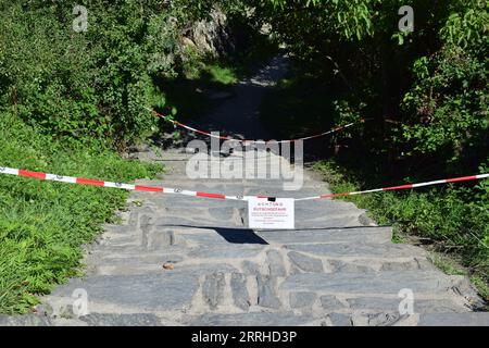 Trockene Treppen blockiert mit einer Warnung für nasse Tage Stockfoto