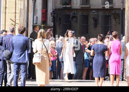 Pamplona, Navarra, Spanien. September 2023. Königin Letizia von Spanien nimmt am 8. September 2023 in Pamplona an der Feier des 6. Jahrhunderts des Privilegiums der Union in der Marienkathedrale Teil, Spanien .das Privileg der Union ist der vertrag, durch den die drei wichtigsten Burghs, aus denen die Stadt Pamplona im Mittelalter bestand, durch ein Dokument vereint wurden, das am 8. September 1423 von König Carlos III. von Navarra unterzeichnet wurde. Bis zu diesem Tag hatte jede Stadt ihre eigene Flagge und ihren eigenen Herrscher, Pamplona, Spanien. 20230908, . 20230908, (Bild: © Jack Abuin/ZUMA Press Wire) REDAKTIONELLE VERWENDUNG Stockfoto