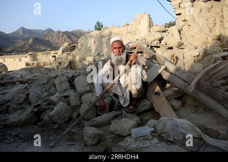 220626 -- KHOST AFGHANISTAN, 26. Juni 2022 -- Ein Mann sitzt auf den Trümmern eines Hauses, das bei einem Erdbeben in der Provinz Khost, Afghanistan, am 26. Juni 2022 beschädigt wurde. Das Erdbeben der Stärke 5,9 am Mittwoch hat über 1.000 Tote und mehr als 1.500 Verletzte in Paktika und den benachbarten Provinzen Khost verursacht. Foto von /Xinhua AFGHANISTAN-KHOST-EARTHQUAKE-AFTERMATH SaifurahmanxSafi PUBLICATIONxNOTxINxCHN Stockfoto