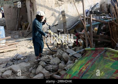 220626 -- KHOST AFGHANISTAN, 26. Juni 2022 -- Ein Mann hält Ein Fahrrad vor einem Haus, das bei einem Erdbeben in der Provinz Khost, Afghanistan, am 26. Juni 2022 beschädigt wurde. Das Erdbeben der Stärke 5,9 am Mittwoch hat über 1.000 Tote und mehr als 1.500 Verletzte in Paktika und den benachbarten Provinzen Khost verursacht. Foto von /Xinhua AFGHANISTAN-KHOST-EARTHQUAKE-AFTERMATH SaifurahmanxSafi PUBLICATIONxNOTxINxCHN Stockfoto