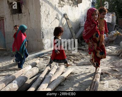 220626 -- KHOST AFGHANISTAN, 26. Juni 2022 -- Menschen gehen an einem Haus vorbei, das bei einem Erdbeben in der Provinz Khost, Afghanistan, am 26. Juni 2022 beschädigt wurde. Das Erdbeben der Stärke 5,9 am Mittwoch hat über 1.000 Tote und mehr als 1.500 Verletzte in Paktika und den benachbarten Provinzen Khost verursacht. Foto von /Xinhua AFGHANISTAN-KHOST-EARTHQUAKE-AFTERMATH SaifurahmanxSafi PUBLICATIONxNOTxINxCHN Stockfoto