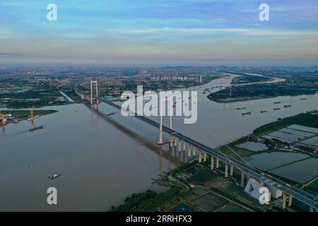 220630 -- GUANGZHOU, 30. Juni 2022 -- Luftaufnahme aufgenommen am 29. Juni 2022 zeigt einen Blick auf die Nansha-Brücke, die die Stadt Guangzhou und die Stadt Dongguan in der südchinesischen Provinz Guangdong verbindet. Mit dem Bau von Verkehrsarterien wurde die Konnektivität in der Großbucht Guangdong-Hongkong-Macao kontinuierlich verbessert. Das bequeme Transportnetz hat auch die Logistikeffizienz in der Region verbessert und der lokalen Geschäftsentwicklung neue Dynamik verliehen. HKSAR 25-INFRASTRUKTUR FÜR DEN TRANSPORT IN DER GROSSRAUM BAY CN LIUXDAWEI PUBLICATIONXNOTXINXCHN Stockfoto