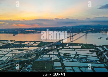 220630 -- GUANGZHOU, 30. Juni 2022 -- Luftaufnahme aufgenommen am 29. Juni 2022 zeigt einen Blick auf die Nansha-Brücke, die die Stadt Guangzhou und die Stadt Dongguan in der südchinesischen Provinz Guangdong verbindet. Mit dem Bau von Verkehrsarterien wurde die Konnektivität in der Großbucht Guangdong-Hongkong-Macao kontinuierlich verbessert. Das bequeme Transportnetz hat auch die Logistikeffizienz in der Region verbessert und der lokalen Geschäftsentwicklung neue Dynamik verliehen. HKSAR 25-INFRASTRUKTUR FÜR DEN TRANSPORT IN DER GROSSRAUM BAY CN LIUXDAWEI PUBLICATIONXNOTXINXCHN Stockfoto