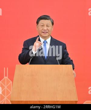 220630 -- HONGKONG, 30. Juni 2022 -- der chinesische Präsident Xi Jinping gratuliert den Hongkonger Landsleuten und spricht seine besten Wünsche aus anlässlich des 25. Jahrestages der Rückkehr Hongkongs ins Mutterland nach seiner Ankunft in Hongkong, Südchina, am 30. Juni 2022. XI, auch Generalsekretär des Zentralkomitees der Kommunistischen Partei Chinas und Vorsitzender der Zentralen Militärkommission, traf am Donnerstagnachmittag mit dem Zug in Hongkong ein. XI wird an einem Treffen teilnehmen, auf dem der 25. Jahrestag der Rückkehr Hongkongs ins Mutterland und die Eröffnungszeremonie der sechsten Amtszeit gefeiert werden Stockfoto