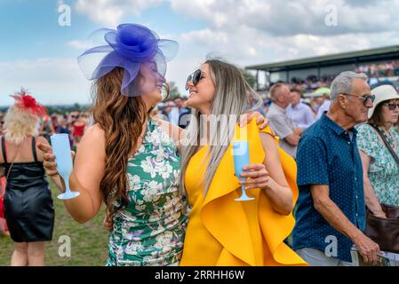 Entzückendes und schönes Paar Genießen Sie den Ladies Day bei den Rennen in modischer Kleidung in Beverley, Großbritannien. Stockfoto