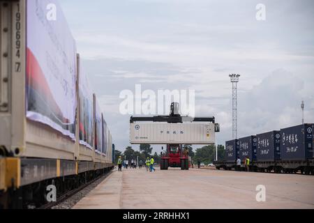 220702 -- VIENTIANE, 2. Juli 2022 -- grenzüberschreitende Güter werden am 1. Juli 2022 auf einem Güterbahnhof der China-Laos Railway, dem Bahnhof Vientiane South, umgeladen. Am Freitag wurde offiziell ein Güterbahnhof der China-Laos Railway in Betrieb genommen, wobei die ersten Eisenbahncontainer in den thailändischen Hafen Laem Chabang fuhren. Foto von /Xinhua LAOS-VIENTIANE-EISENBAHN-TRANSITBAHNHOF-BETRIEB KaikeoxSaiyasane PUBLICATIONxNOTxINxCHN Stockfoto