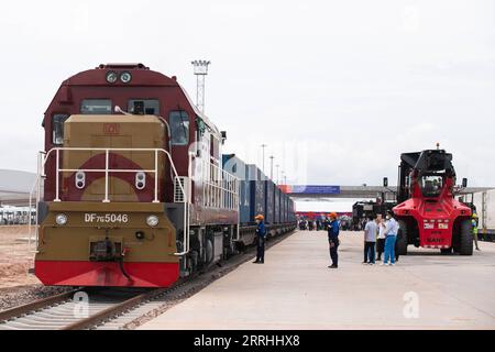 220702 -- VIENTIANE, 2. Juli 2022 -- grenzüberschreitende Güter werden am 1. Juli 2022 auf einem Güterbahnhof der China-Laos Railway, dem Bahnhof Vientiane South, umgeladen. Am Freitag wurde offiziell ein Güterbahnhof der China-Laos Railway in Betrieb genommen, wobei die ersten Eisenbahncontainer in den thailändischen Hafen Laem Chabang fuhren. Foto von /Xinhua LAOS-VIENTIANE-EISENBAHN-TRANSITBAHNHOF-BETRIEB KaikeoxSaiyasane PUBLICATIONxNOTxINxCHN Stockfoto