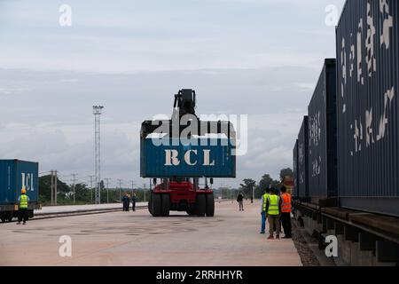 220702 -- VIENTIANE, 2. Juli 2022 -- grenzüberschreitende Güter werden am 1. Juli 2022 auf einem Güterbahnhof der China-Laos Railway, dem Bahnhof Vientiane South, umgeladen. Am Freitag wurde offiziell ein Güterbahnhof der China-Laos Railway in Betrieb genommen, wobei die ersten Eisenbahncontainer in den thailändischen Hafen Laem Chabang fuhren. Foto von /Xinhua LAOS-VIENTIANE-EISENBAHN-TRANSITBAHNHOF-BETRIEB KaikeoxSaiyasane PUBLICATIONxNOTxINxCHN Stockfoto