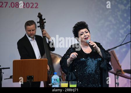 220702 -- WARSCHAU, 2. Juli 2022 -- die polnische Jazzsängerin Ewa Bem R tritt am ersten Tag des 28. Internationalen Jazzfestivals auf dem alten Marktplatz in Warschau, Polen, am 2. Juli 2022 auf. Foto von /Xinhua POLEN-WARSCHAU-JAZZ FESTIVAL AlexeyxVitvitsky PUBLICATIONxNOTxINxCHN Stockfoto