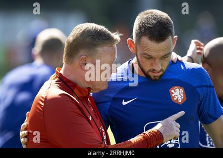 ZEIST - 08/09/2023, ZEIST - Nationaltrainer Ronald Koeman, Stefan de Vrij während einer Trainingsveranstaltung der niederländischen Nationalmannschaft auf dem KNVB Campus am 8. September 2023 in Zeist, Niederlande. Die niederländische Nationalmannschaft bereitet sich auf das Qualifikationsspiel der Europameisterschaft gegen Irland vor. ANP OLAF KRAAK Stockfoto