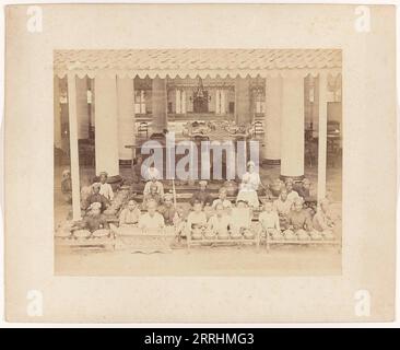 Ein Gamelan-Orchester, wahrscheinlich in Surabaya. Teil einer Gruppe von 62 Fotos in einer Box mit der Aufschrift „State Railways on Java“ von 1888. Stockfoto