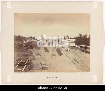 Bahnhof Surabaya 1880 - 1888 - Teil einer Gruppe von 62 Fotos in einer Box mit der Aufschrift „State Railways on Java“ von 1888. Stockfoto