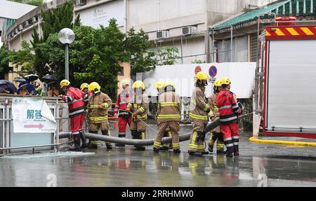 (230908) -- HONG KONG, 8. September 2023 (Xinhua) -- Feuerwehrleute bereiten sich vor, das Hochwasser im südchinesischen Hong Kong abzuleiten, 8. September 2023. Alle Abteilungen der Regierung der Sonderverwaltungsregion Hongkong (HKSAR) wurden angewiesen, mit umfassenden Maßnahmen zur Hochwasserkontrolle zu reagieren, nachdem Taifun Haikui am Donnerstagabend Rekordniederschläge verursacht hatte. Das Hong Kong Observatory (HKO) sagte, dass ab Donnerstagabend in den meisten Teilen Hongkongs mehr als 70 mm Niederschlag und sogar über 200 mm in Kowloon, dem nordöstlichen Teil der New Territories und der Insel Hongkong, aufgezeichnet wurden. Die Observa Stockfoto