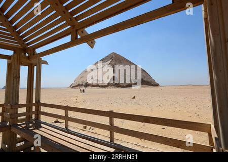 220705 -- GIZEH, 5. Juli 2022 -- Foto vom 5. Juli 2022 zeigt einen Blick auf die gebogene Pyramide in Gizeh, Ägypten. Die über 4.000 Jahre alte Bent Pyramid wurde als die Bent Pyramid oder die Pyramide mit zwei Winkeln genannt, da sie zwei verschiedene Neigungswinkel von der Basis bis zur Spitze hatte. EGYPT-GIZA-BENT PYRAMID SuixXiankai PUBLICATIONxNOTxINxCHN Stockfoto
