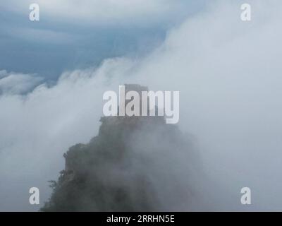 220704 -- PEKING, 4. Juli 2022 -- Luftaufnahme vom 4. Juli 2022 zeigt Wolken, die über der Chinesischen Mauer im Grenzgebiet zwischen dem Luanping County in der nordchinesischen Provinz Hebei und dem Bezirk Miyun in Peking, der Hauptstadt Chinas, schweben. CHINA-PEKING-GREAT WALL-LANDSCHAFT CN CHENXYEHUA PUBLICATIONXNOTXINXCHN Stockfoto