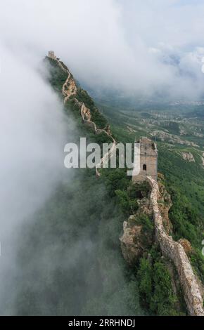 220704 -- PEKING, 4. Juli 2022 -- Luftaufnahme vom 4. Juli 2022 zeigt Wolken, die über der Chinesischen Mauer im Grenzgebiet zwischen dem Luanping County in der nordchinesischen Provinz Hebei und dem Bezirk Miyun in Peking, der Hauptstadt Chinas, schweben. CHINA-PEKING-GREAT WALL-LANDSCHAFT CN CHENXYEHUA PUBLICATIONXNOTXINXCHN Stockfoto