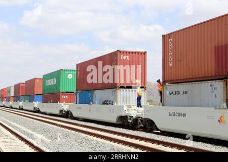 220705 -- NAIROBI, 5. Juli 2022 -- Foto aufgenommen am 2. Oktober 2018 zeigt einen Doppeldecker-Containerzug der Mombasa-Nairobi Standard Gauge Railway SGR in Kenia. Nach Angaben von Afristar hat die Mombasa-Nairobi Standard Gauge Railway SGR in den letzten fünf Jahren mehr als 1,7 Millionen TEU Container transportiert. Zusätzlich verkehrt die Mombasa-Nairobi SGR täglich 16 Güterzüge. KENYA-MOMBASA-NAIROBI-EISENBAHN-GÜTERVERKEHR XINHUA PUBLICATIONXNOTXINXCHN Stockfoto