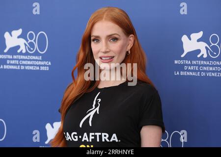 Lido Di Venezia, Italien. September 2023. Jessica Chastain nimmt am 80. Internationalen Filmfestival von Venedig am 8. September 2023 in Venedig, Italien, an einem Fototermin für den Film „Memory“ Teil. © Foto: Cinzia Camela. Quelle: Live Media Publishing Group/Alamy Live News Stockfoto