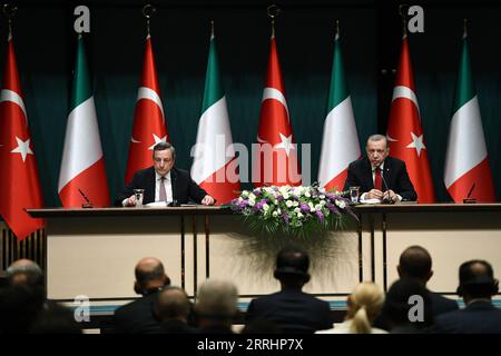 220705 -- ANKARA, 5. Juli 2022 -- der türkische Präsident Recep Tayyip Erdogan R, der hintere und der italienische Premierminister Mario Draghi L, Rear nehmen am 5. Juli 2022 an einer gemeinsamen Pressekonferenz in Ankara, Türkei, Teil. Der türkische Präsident Recep Tayyip Erdogan versprach, die wirtschaftliche Zusammenarbeit mit Italien insbesondere in den Bereichen Energie und Verteidigung zu verstärken. Erdogan äußerte sich nach dem dritten Regierungstreffen mit dem italienischen Ministerpräsidenten Mario Draghi in Ankara, bei dem die beiden Länder neun neue Abkommen über bilaterale Zusammenarbeit unterzeichneten. Foto von /Xinhua TURKEY-ANKARA-ITALY-PM-VISIT MustafaxKaya P Stockfoto