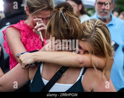 220706 -- HIGHLAND PARK, 6. Juli 2022 -- zwei Frauen trösten sich gegenseitig, indem sie sich im Highland Park, einem Vorort von Chicago, Illinois, in den Vereinigten Staaten umarmen, 5. Juli, 2022. während einer Parade zum Unabhängigkeitstag im Highland Park am 4. Juli hielten die Menschen Trauerdienste für Massenschießarbeiten ab. Die Zahl der Todesopfer der Massenschießereien ist auf sieben gestiegen, da die Polizei die Zahl der Verwundeten auf 46 erhöht hat. Foto von /Xinhua U.S.-HIGHLAND PARK-MASSENSCHIESSEN OPFER-TRAUER JoelxLerner PUBLICATIONxNOTxINxCHN Stockfoto