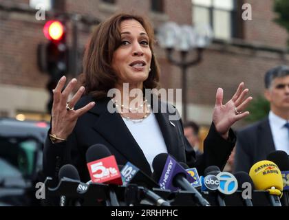 220706 -- HIGHLAND PARK, 6. Juli 2022 -- US-Vizepräsident Kamala Harris spricht mit den Medien und Bewohnern im Highland Park, Vorort von Chicago, Illinois, USA, 5. Juli, 2022. während einer Parade zum Unabhängigkeitstag im Highland Park am 4. Juli hielten die Menschen Trauerdienste für Massenschießarbeiten ab. Die Zahl der Todesopfer der Massenschießereien ist auf sieben gestiegen, da die Polizei die Zahl der Verwundeten auf 46 erhöht hat. Foto von /Xinhua U.S.-HIGHLAND PARK-MASSENSCHIESSEN OPFER-TRAUER JoelxLerner PUBLICATIONxNOTxINxCHN Stockfoto