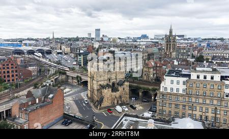 Newcastle upon Tyne, Großbritannien - 30. August 2023: Der Turm des Newcastle Castle aus der Luft gesehen. Stockfoto