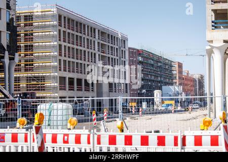 08. September 2023, Bayern, München: Zahlreiche Bauprojekte sind in einem Neubaugebiet im Freiham-Bezirk zu sehen. Einen Monat vor den Landtagswahlen hat Bayerns Ministerpräsident Söder (CSU) die Aussicht auf ein neues Bauprogramm im Wert von mindestens 500 Millionen Euro gegeben. Foto: Matthias Balk/dpa Stockfoto