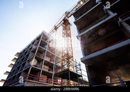 08. September 2023, Bayern, München: Zahlreiche Bauprojekte sind in einem Neubaugebiet im Freiham-Bezirk zu sehen. Einen Monat vor den Landtagswahlen hat Bayerns Ministerpräsident Söder (CSU) die Aussicht auf ein neues Bauprogramm im Wert von mindestens 500 Millionen Euro gegeben. Foto: Matthias Balk/dpa Stockfoto