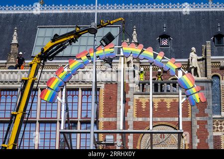 AMSTERDAM - die Lichtskulptur Breathe, Walk, die (2014) des Künstlers Ugo Rondinone wird an der Fassade der Vermeer-Erweiterung des Rijksmuseums an der Seite des Museumsplatzes installiert. Das Kunstwerk stammt aus der Sammlung des Museums Boijmans Van Beuningen, wo es zuvor im Gebäude ausgestellt war. ANP EVERT ELZINGA niederlande aus - belgien aus Stockfoto